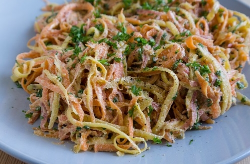 Morotspasta med mandelpesto